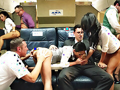 Asa Akira, Cindy Starfall, Kaylani Lei, et Londres Keyes ayant orgie sur l’avion
