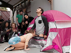 19yo Gia Derza est sucer la bite dure de Alex Legend - Gia Derza