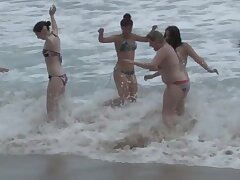 Girls Out West - méchante orgie lesbienne sur la plage