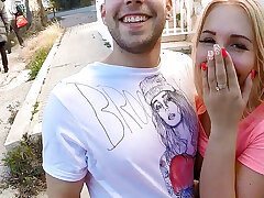 Kyra chaude baise avec un mec en public comme un vieux couple parvient à les transmettre