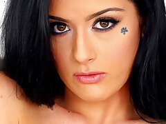 Katrina Jade exhibe son corps dans une mini-robe noire maille - Katrina Jade