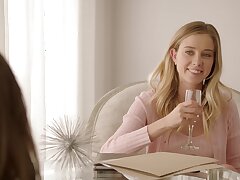 Stagiaire et Boss Girl TUSHY Gape pour une énorme bite