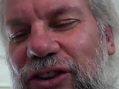 Vieux pervers pris de regarder du porno et se masturber obtient frotter chatte fraîche