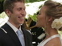 Sexy blonde bride Nicole Aniston baise