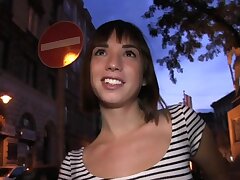 Anaconda d’étrangers de brune prend PublicAgent Bubble butt dans sa chatte