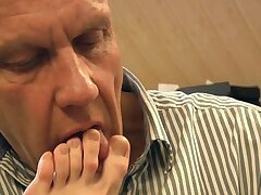 Vieil homme est lécher les orteils et putain jeunes trous