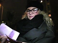 PublicAgent Sexy girl en verres dans baisée sur la cage d'escalier public