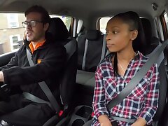 Apprenant noir gros seins faux Driving School échoue au test avec l’examinateur lesbienne