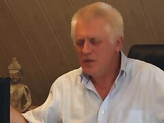 Old Nick baise fille douce sur son bureau et de sperme son visage mignon