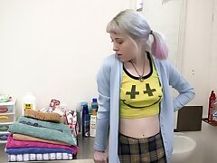 Maigre amateur fille masturbe dans le salle de bain