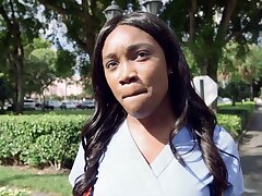 Hot Ebony infirmière baisée dans le bus