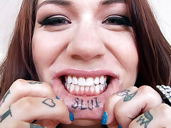 Chienne tatouée Karmen Karma roches paillettes bikini qui met en valeur ses courbes - Karmen Karma