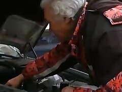 Kim doit payer la réparation l'homme avec son trou du cul serré teen