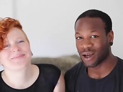 Vrai Couple taper sur le balcon