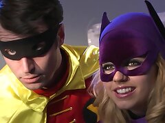 Le Joker cheats sur Harley Quinn avec deux de ses sbires