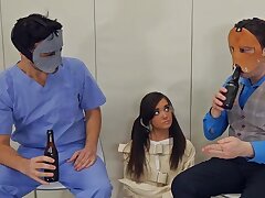 Fût de bière de soumise Gia Page pompes avec son cul et fait méchant cul à la bouche