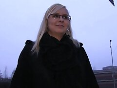 PublicAgent Outdoor baise avec une blonde sexy à lunettes