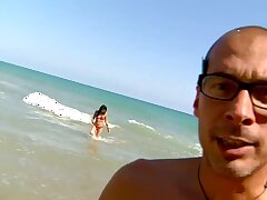 Salope espagnole avec des lunettes se dicked dur sur la plage