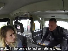 Femelle Français Taxi Fake mec donne gorge sexe baise et dur à Babe horny