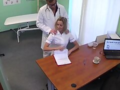 FakeHospital Naughty blonde infirmière obtient médecins toute votre attention