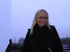 PublicAgent surpris blonde à lunettes baise un inconnu à l'extérieur