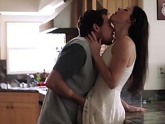 SweetSinner Hot MILF India Summer obtient jeune coq