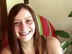 Poilu tatoué fille Lilas est ici pour montrer son buisson