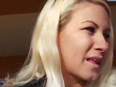 Amateur blonde ludique est ramassé et baisée dans le parking