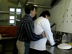 BBW ALLEMAND MATURE BAISÉE DANS LA CUISINE