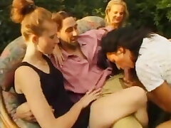 MILF Anal Foursome FFFM dans le jardin