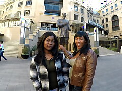 Les belles jeunes lesbiennes africaines font l'amour passionné