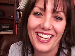 Amateur American vraie mère devant ordinateur