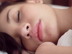 Cute Asian Babe à gros seins joue avec sa chatte