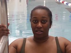 Femme BBW Black a mis une swimcap latex rose