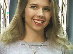 Blonde sexy avec des bandes de lignes tan mignon, exhibe sa chatte et le cul