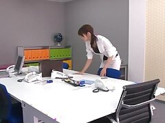 Baise Bureau forte le long le patron pour Maki Hojo
