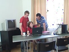 Bureau trio baise avec mamie