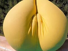 Busty Teen Cameltoe en gros dans humide Leggins serré dans la piscine !