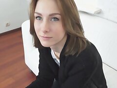 Casting babe obtient pov banged par le producteur