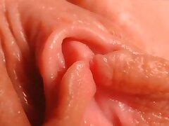 Gode de clito gros plan serré chatte humide rose