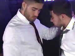 Costume et cravate baise chaud avec chaussettes noires