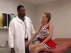 Pom-pom girl Teen Sydney Cole baise une bite noire à l’hôpital