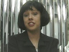 Court babe haired Doigtage et répand sa chatte dans son lit après le spectacle de strip