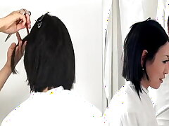 couper de longs cheveux darck beauté