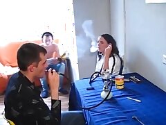 Parties de sexe jeunes - deux jeunes couples baise sur une cuisine tabl