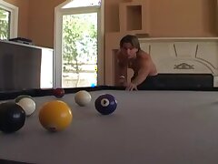 Salope avec courbe butin prend deux bites