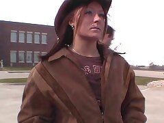 cowgirl éleveur nue autour de la ferme de l’iowa