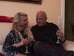 Echange de couples excités - orgasmes multiples! 1