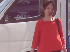 Femme japonaise expose chattes tout en faisant pipi en public