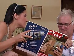 Vieux mari de fille brune européenne cocus